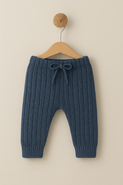🧵 Detailliertes 4-teiliges Baby-Strickset mit Emblem – Weiche, strukturierte Premium-Strickware