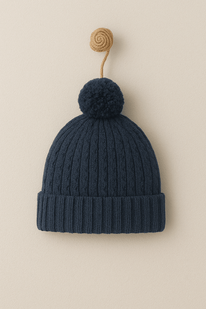 🧵 Detailliertes 4-teiliges Baby-Strickset mit Emblem – Weiche, strukturierte Premium-Strickware